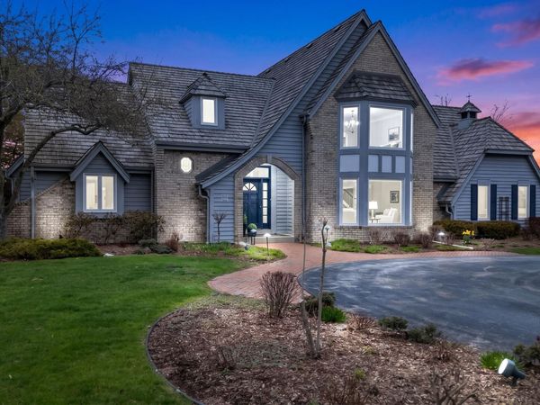 702 W Haddonstone Pl, Mequon, WI 53092