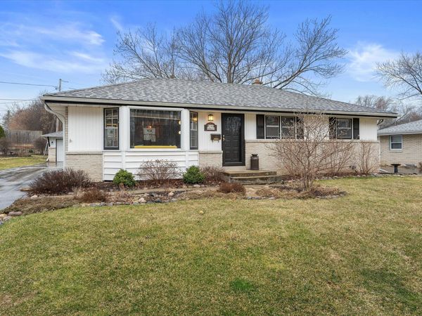 W144N8435 Mac Arthur Dr, Menomonee Falls, WI 53051