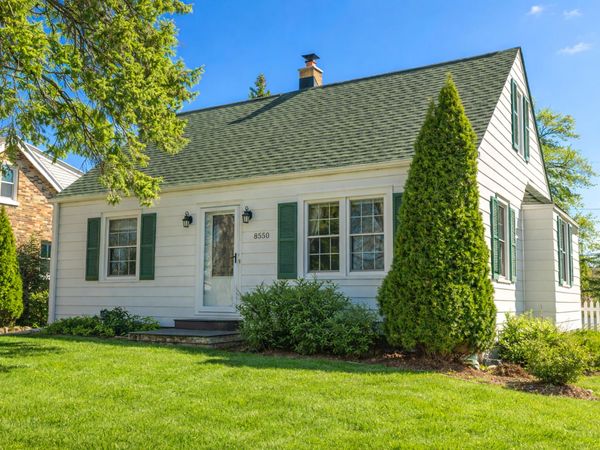 8550 N Regent Rd, Fox Point, WI 53217