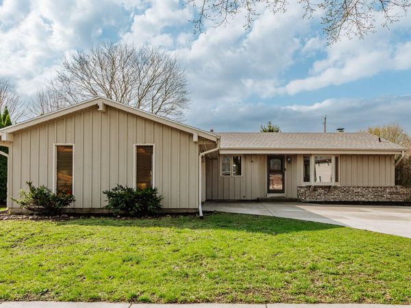 1127 Hemlock Ln, Waukesha, WI 53189