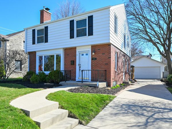 2652 N 82nd St, Wauwatosa, WI 53213