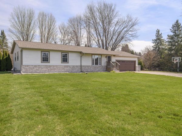 W284N6506 Hawthorne Rd, Merton, WI 53029