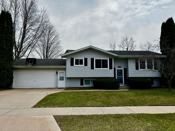 1707 Larkspur Ln, West Bend, WI 53090