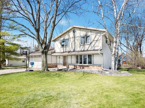 738 Buckingham Way, Hartland, WI 53029