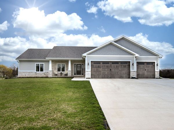 638 Red Oak Dr, Summit, WI 53066