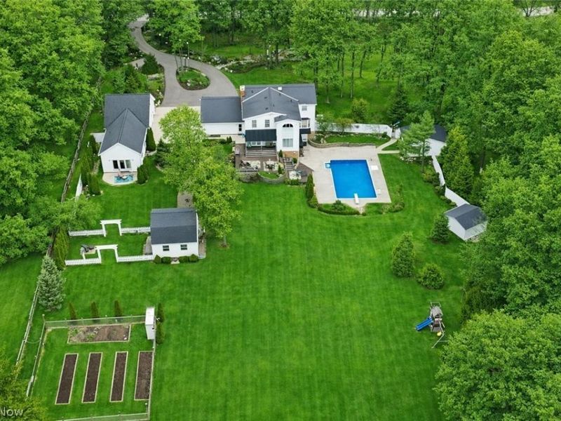 7885 Pear Tree Drive, Chesterland, OH 44026 Photo 2