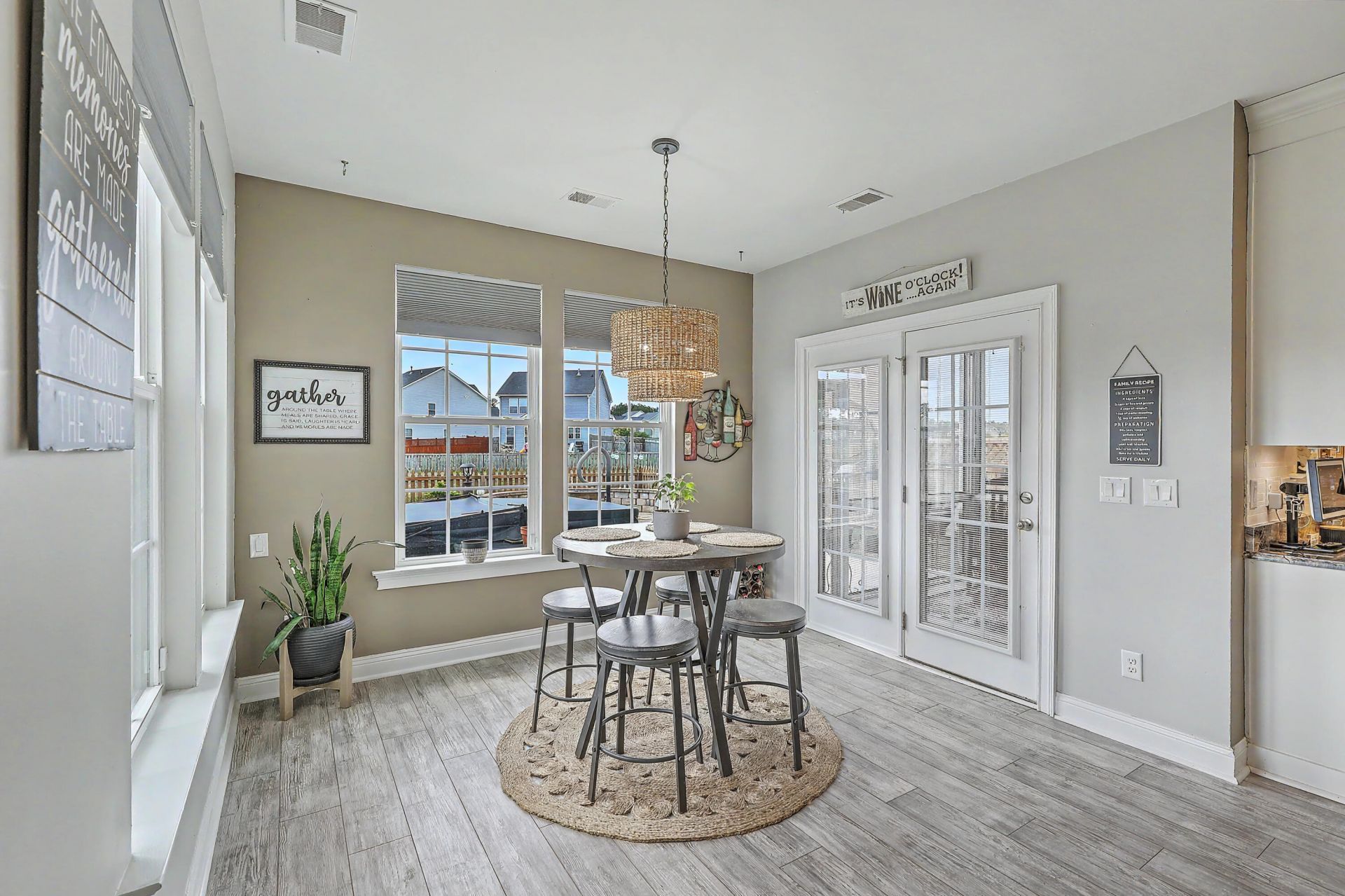 462 Spectrum Road Photo 17