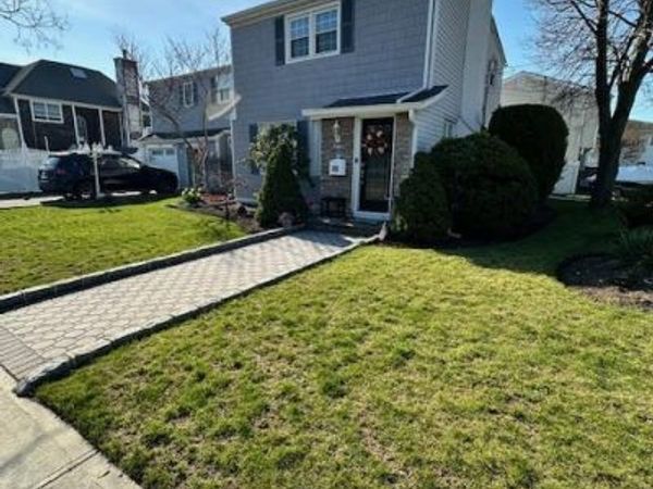 2 Sutton Place, Massapequa, NY 11758