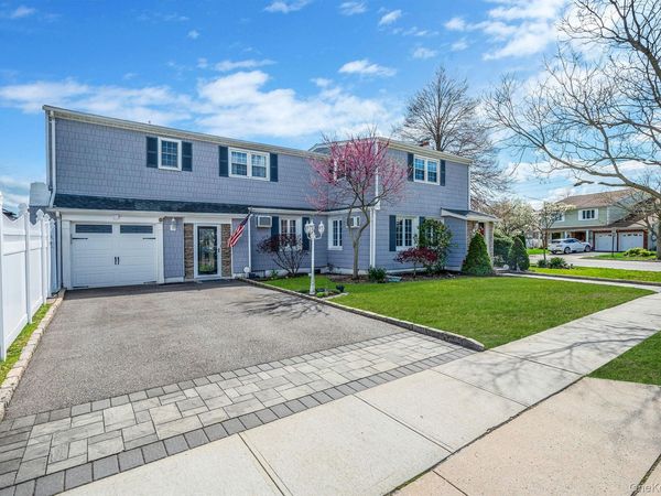 2 Sutton Place, Massapequa, NY 11758