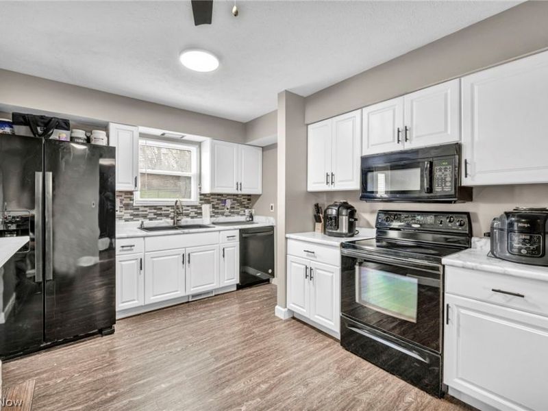 871 Marcie Drive, Cleveland, OH 44109 Photo 11