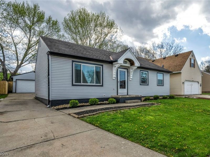 871 Marcie Drive, Cleveland, OH 44109 Photo 2