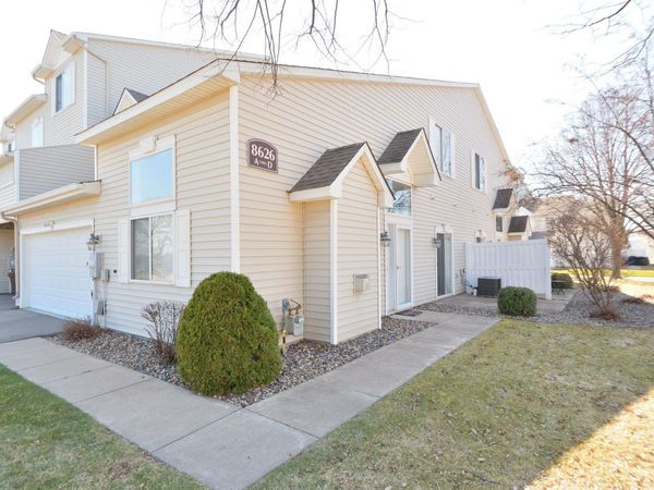 8626 Savanna Oaks Bay, Unit A, Woodbury, MN 55125