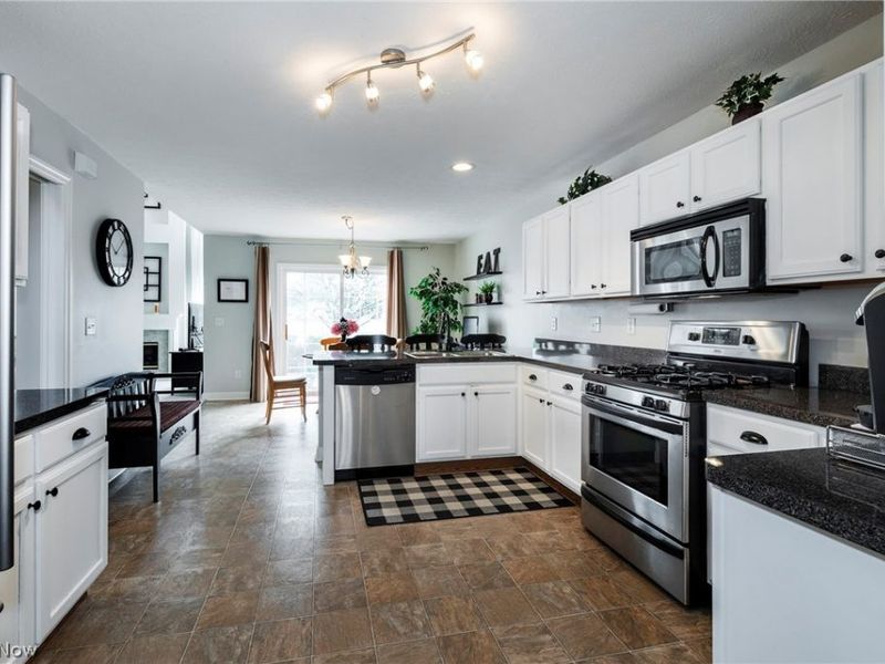 37049 Chaddwyck Lane, North Ridgeville, OH 44039 Photo 5