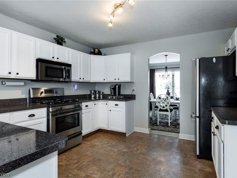 37049 Chaddwyck Lane, North Ridgeville, OH 44039 Photo 6