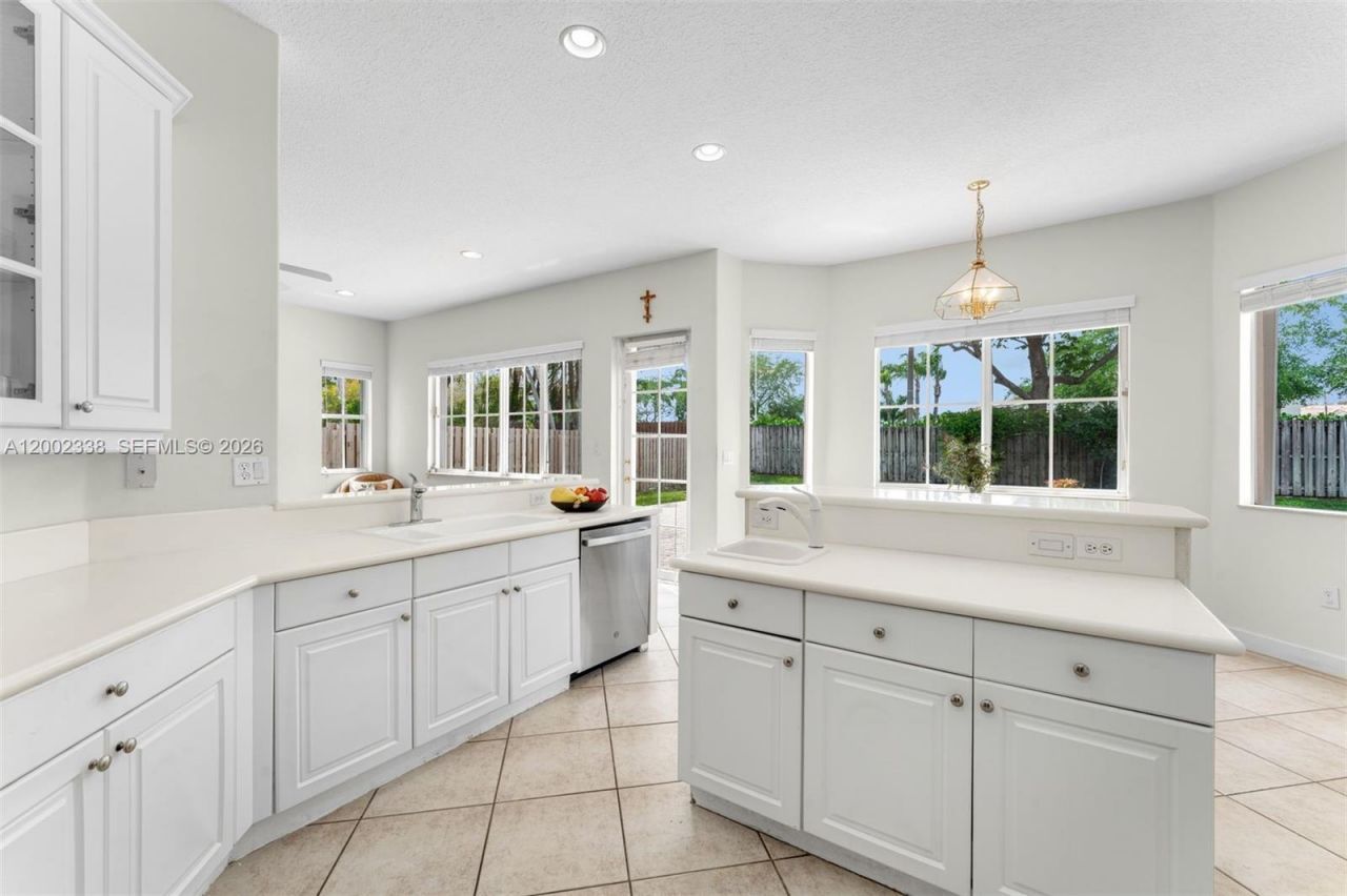 6914 NW 113th Pl, Doral, FL 33178 Photo