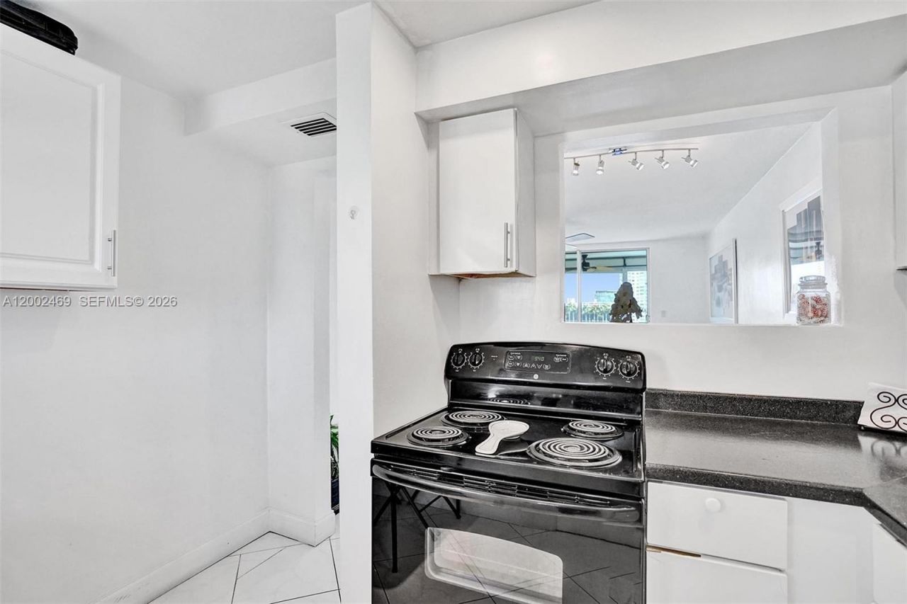 2999 Point East Dr, Unit C511, Aventura, FL 33160 Photo