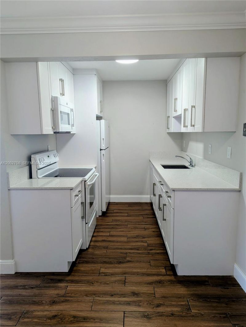 7160 Fairway Dr, Unit J18, Miami Lakes, FL 33014 Photo