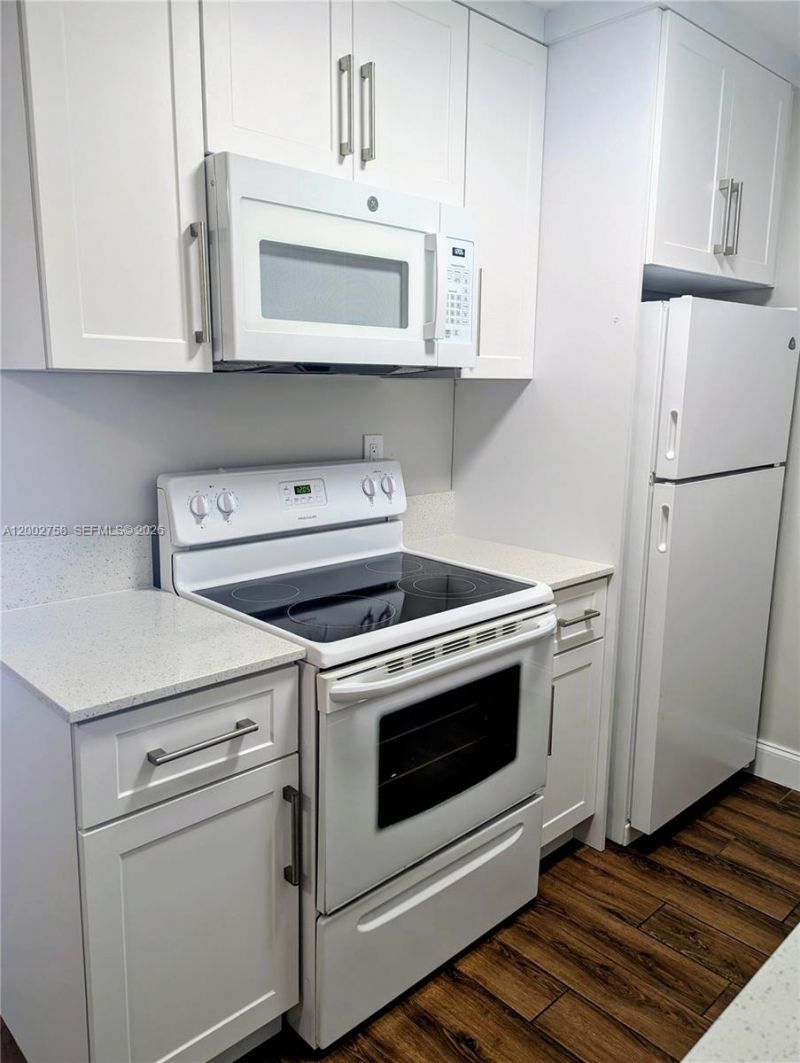 7160 Fairway Dr, Unit J18, Miami Lakes, FL 33014 Photo