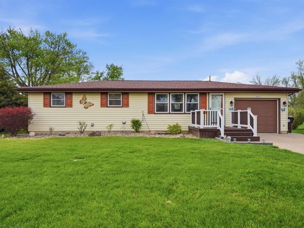 203 MEADOWLARK Lane, Washington, IL 61571