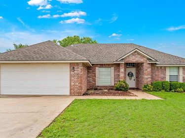 70 NE Deerfield Dr, Elgin, OK 73538