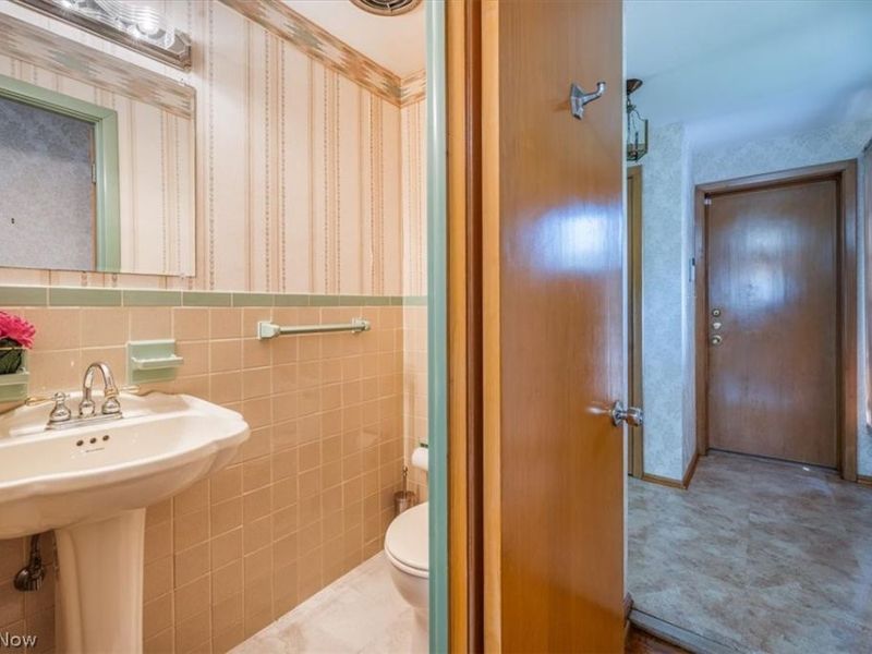 2142 Waynoka Road, Euclid, OH 44117 Photo 11