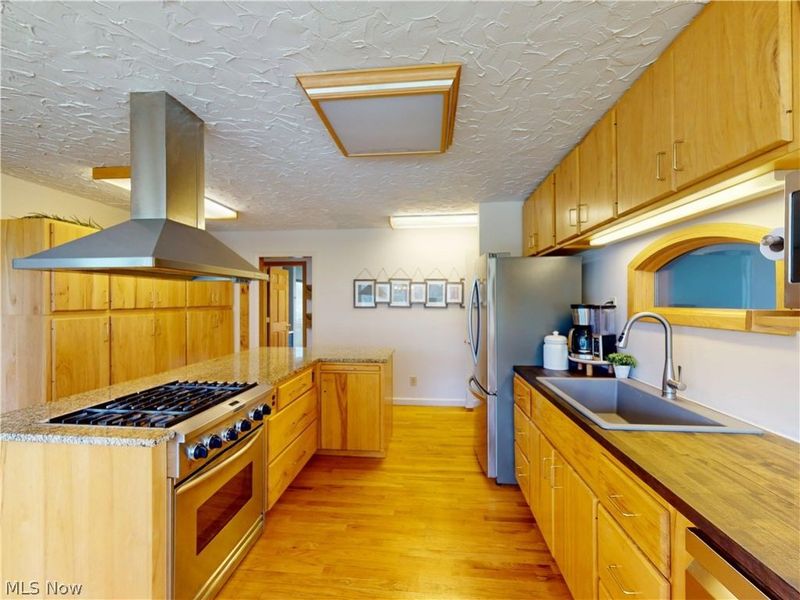 682 Rural Road, Eastlake, OH 44095 Photo 2