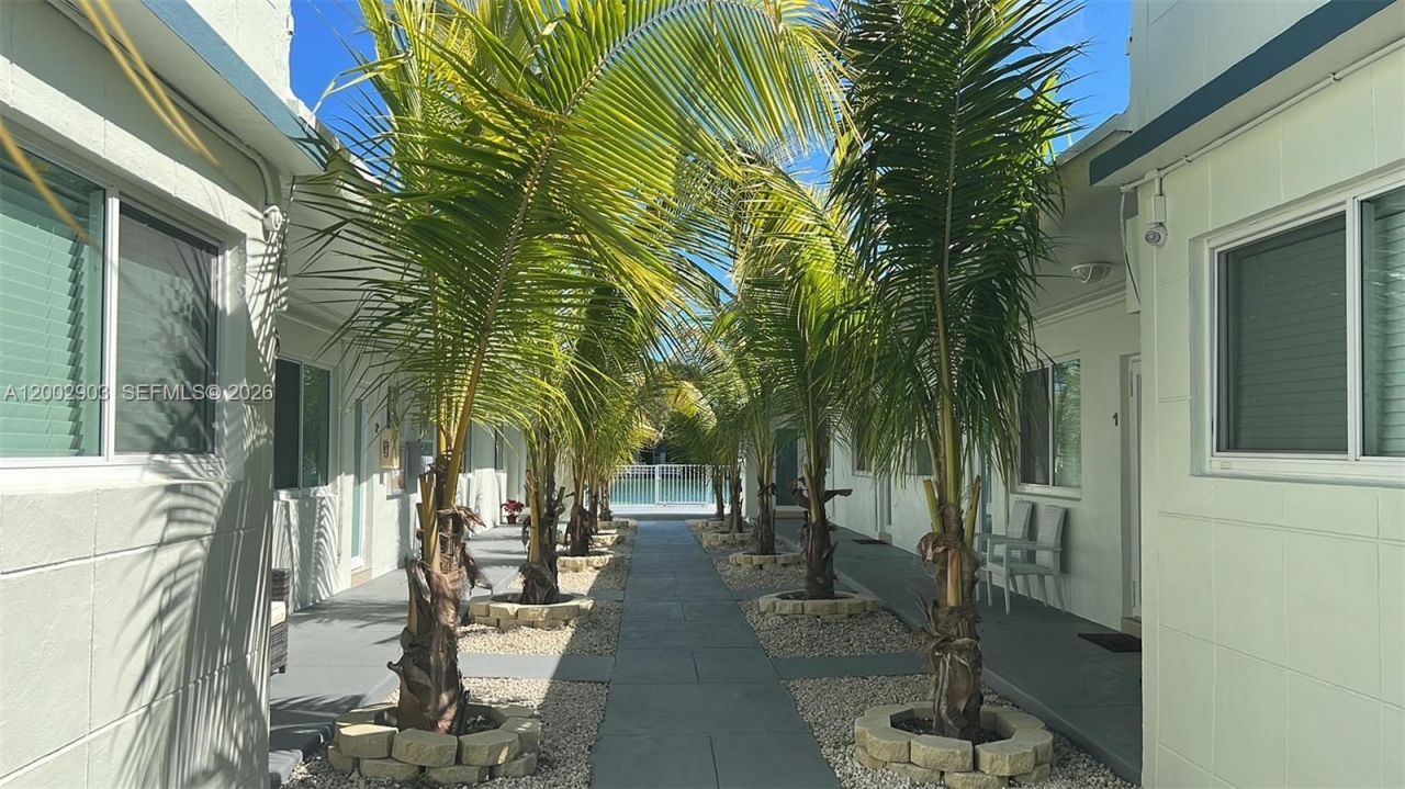 8235 Crespi Blvd, Unit 4, Miami Beach, FL 33141 Photo
