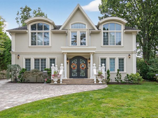 211 Hillturn Lane , Roslyn Heights, NY 11577