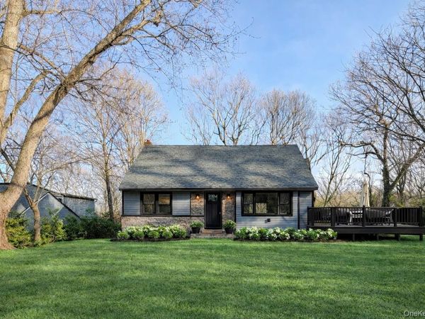 33 Tuscarora Drive, Centerport, NY 11721