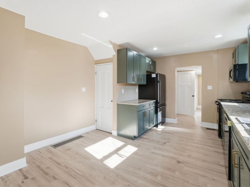 616 E Benton Street, Wapakoneta, OH 45895 Photo 8