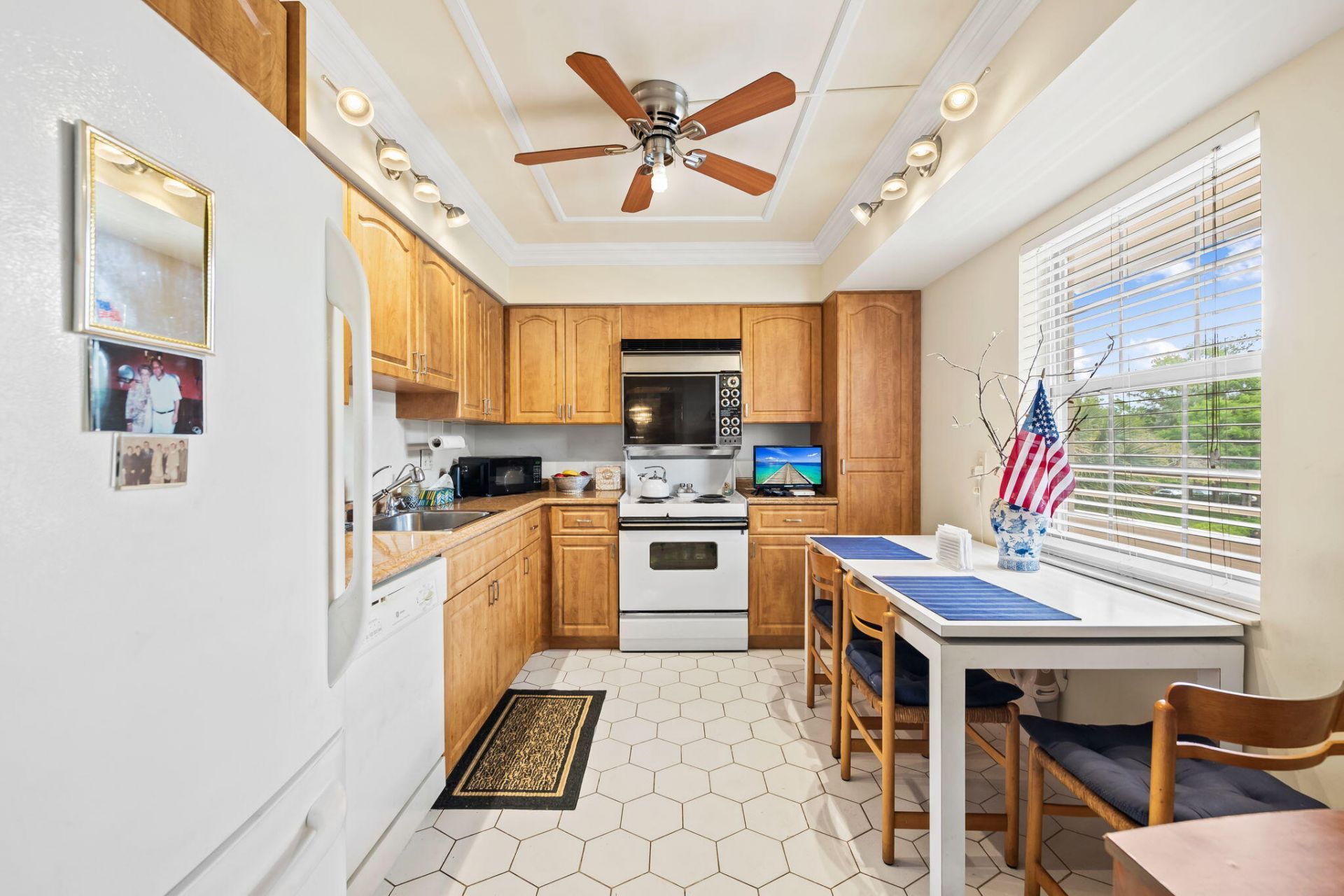 3960 Oaks Clubhouse Drive, Unit 304, Pompano Beach, FL 33069 Photo