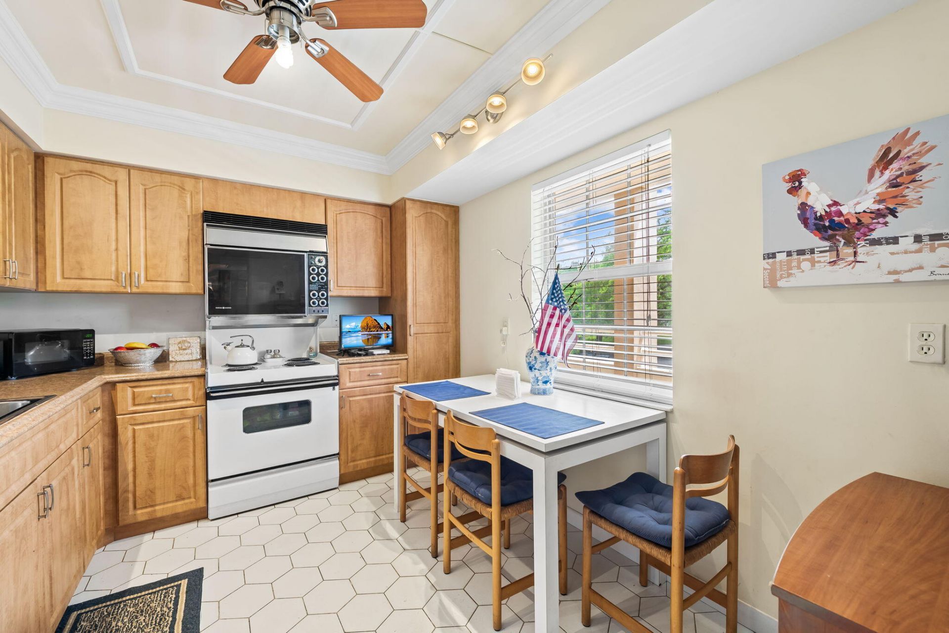3960 Oaks Clubhouse Drive, Unit 304, Pompano Beach, FL 33069 Photo