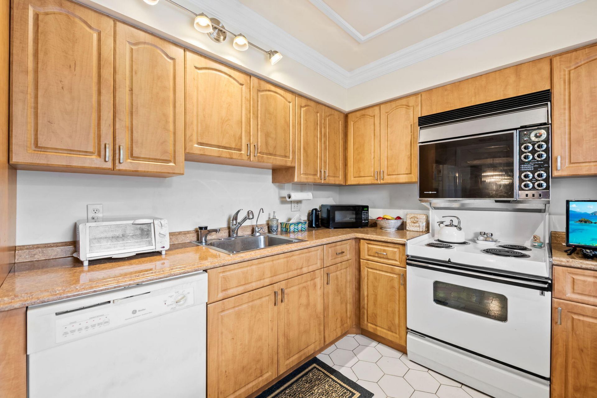 3960 Oaks Clubhouse Drive, Unit 304, Pompano Beach, FL 33069 Photo