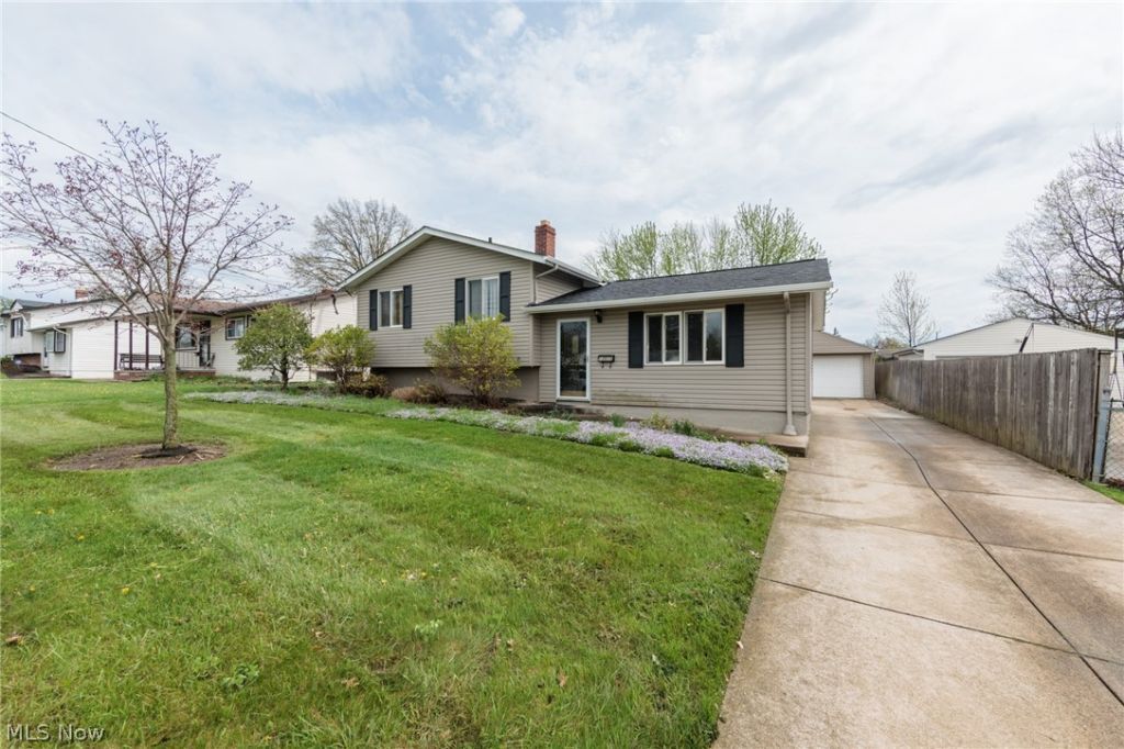 13515 Heatherwood Drive , Brook Park, OH 44142