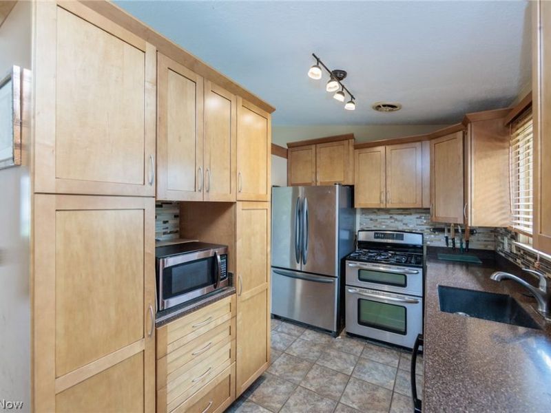 13515 Heatherwood Drive, Brook Park, OH 44142 Photo 11