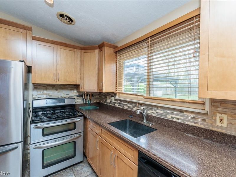 13515 Heatherwood Drive, Brook Park, OH 44142 Photo 12