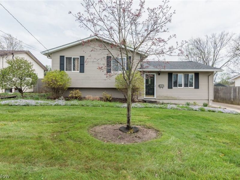 13515 Heatherwood Drive, Brook Park, OH 44142 Photo 2