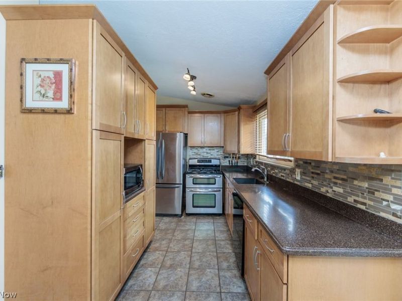 13515 Heatherwood Drive, Brook Park, OH 44142 Photo 9