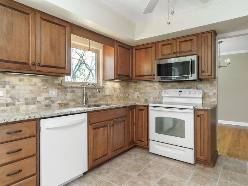 4818 Larwell Drive, Columbus, OH 43220 Photo 12