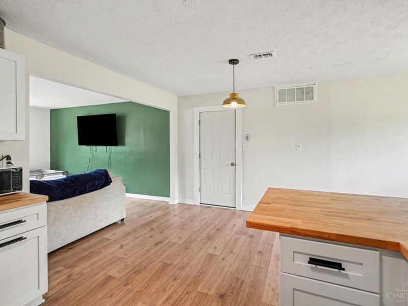 2422 Bluelark Drive, Cincinnati, OH 45231 Photo 4