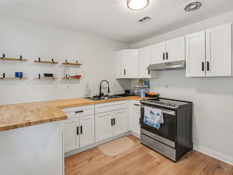 2422 Bluelark Drive, Cincinnati, OH 45231 Photo 8