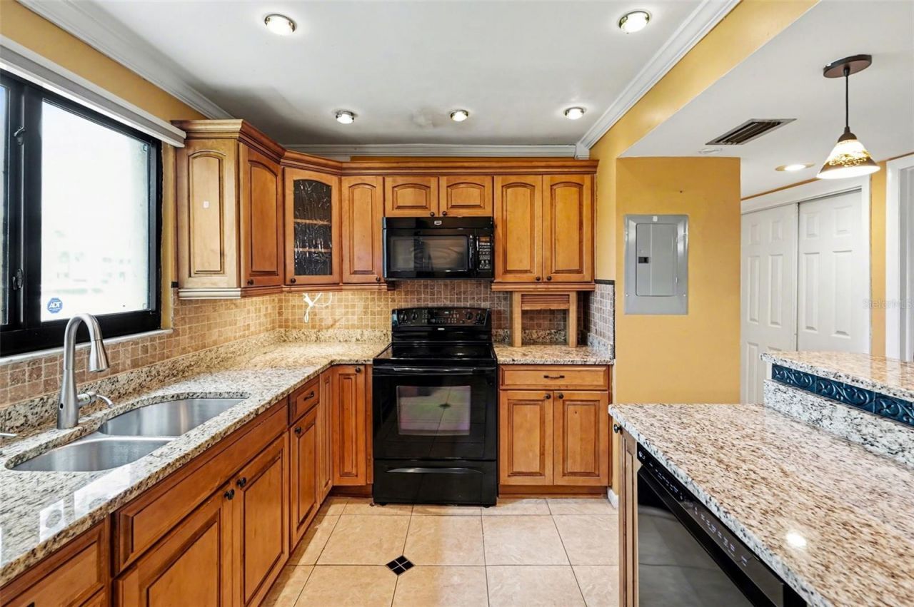 10755 Village Club Circle N, Unit 101, Saint Petersburg, FL 33716 Photo