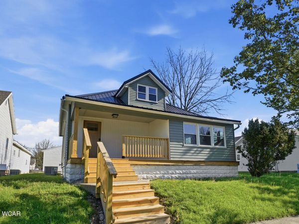 616 E Benton Street, Wapakoneta, OH 45895