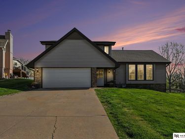 906 Berkley Avenue, Papillion, NE 68046
