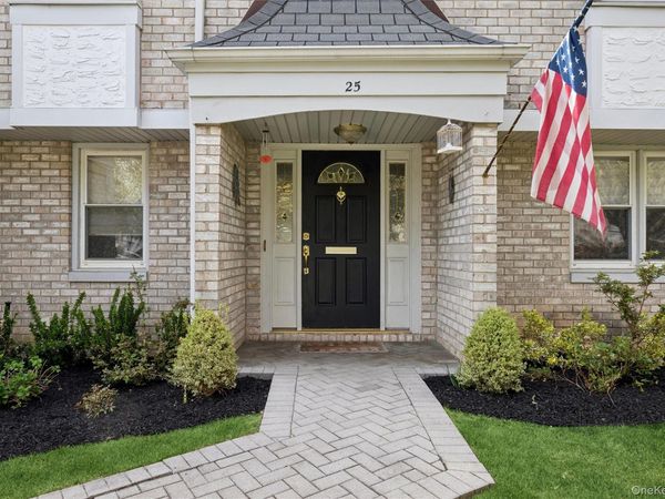 25 Fairway Circle S, Manhasset, NY 11030