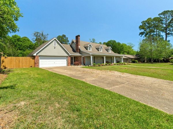 207 Comanche Dr., Hattiesburg, MS 39402