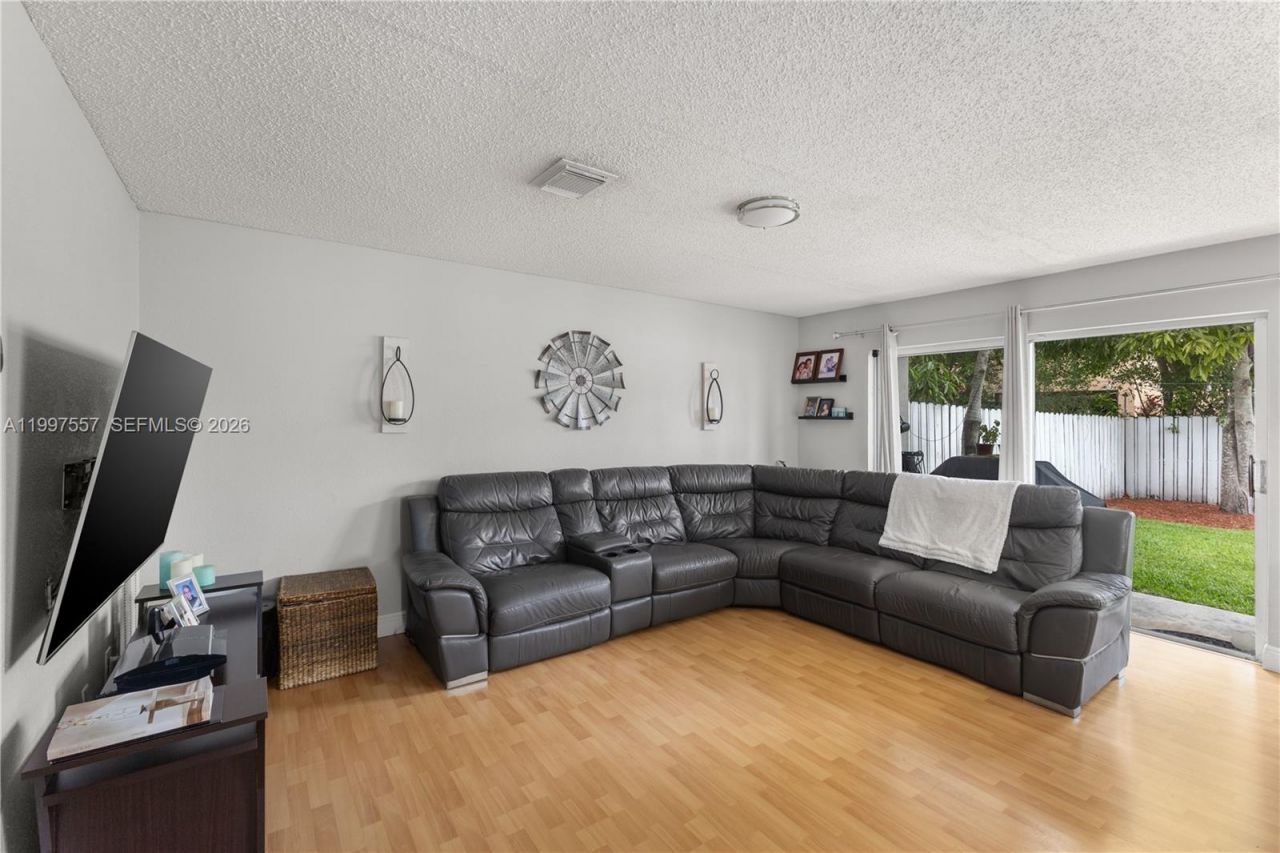 317 SW 191st Ter, Pembroke Pines, FL 33029 Photo