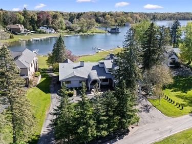2440 Lake Angelus Lane, Lake Angelus, MI 48326