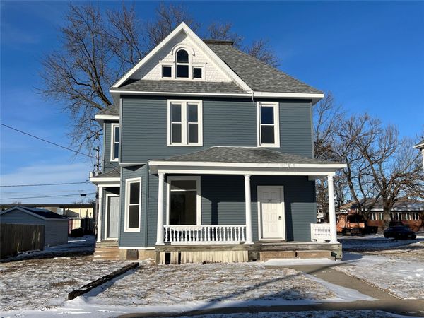 412 S 2nd Avenue E, Newton, IA 50208