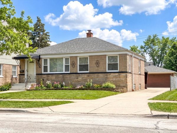 2112 Portsmouth Avenue, Westchester, IL 60154